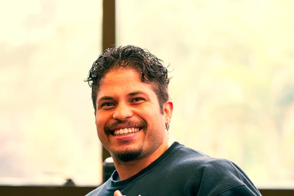 Theus Reis sorrindo na academia